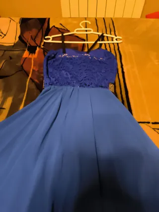 Vestido azul con detalles dorados
