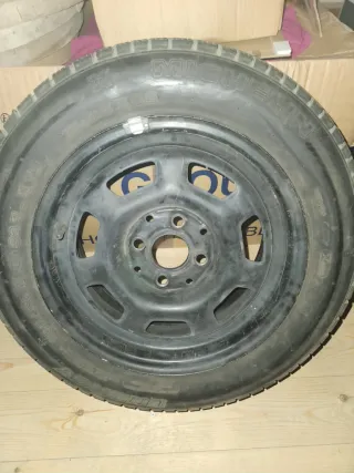 Llanta 14'' 4 tornillos con neumático  Michelin