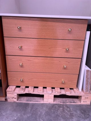 Cajonera Mukally in legno con maniglie a forma di unghia