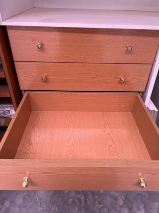 Cajonera Mukally in legno con maniglie a forma di unghia
