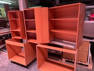 Cajonera Mukally in legno con maniglie a forma di unghia