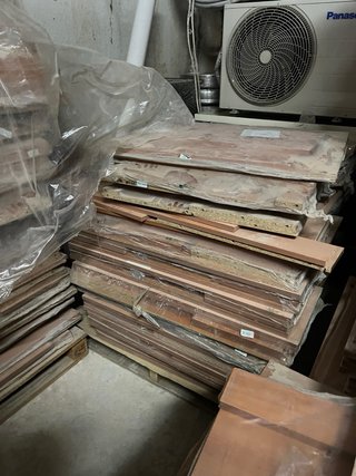 Cajonera Mukally in legno con maniglie a forma di unghia