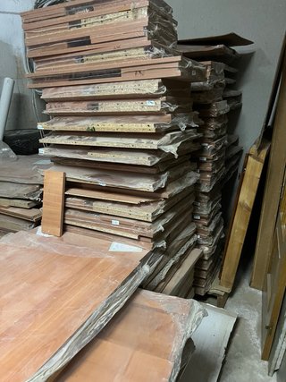 Cajonera Mukally in legno con maniglie a forma di unghia