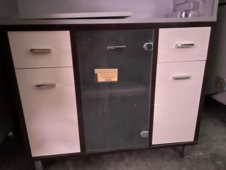 Cajonera Mukally in legno con maniglie a forma di unghia
