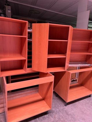 Cajonera Mukally in legno con maniglie a forma di unghia