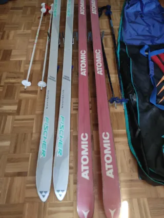 Esquís Atomic y Fischer con bastones y bolsa