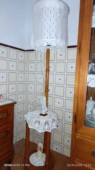 Lámpara de pie de madera y tela