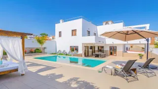 Casa chalet con piscina privada CHIPIONA