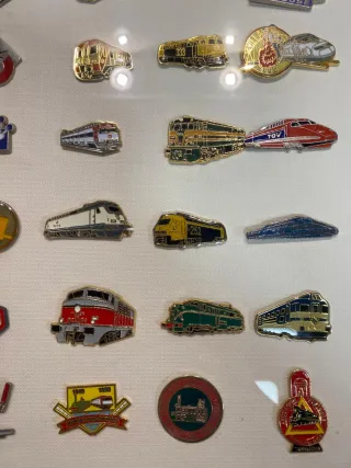 COLECCION ENMARCADA DE PINS DE FERROCARRIL