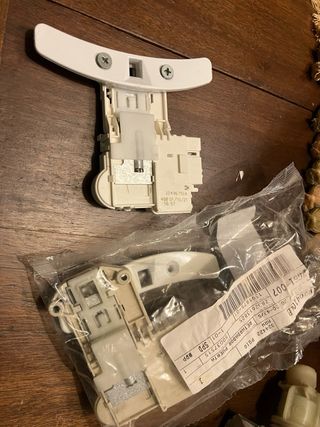 Retardador Puerta Lavadora AEG 12620