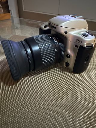 Cámara Nikon F50 dorada
