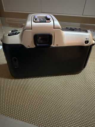 Cámara Nikon F50 dorada