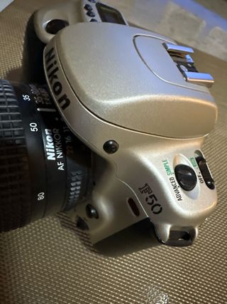 Cámara Nikon F50 dorada
