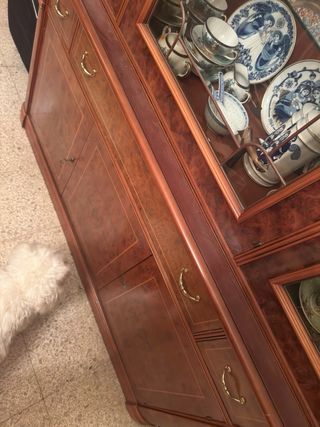 Mueble vitrina madera y cristal