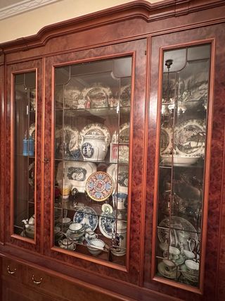 Mueble vitrina madera y cristal