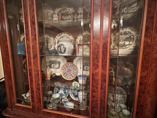 Mueble vitrina madera y cristal