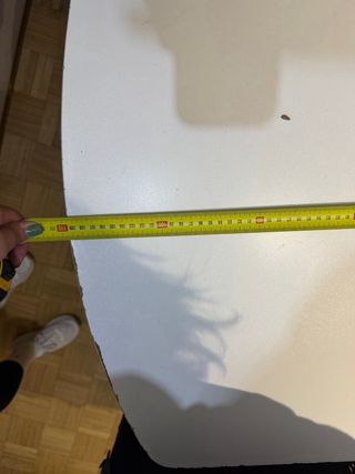 Mesa de cocina blanca y patas plateadas