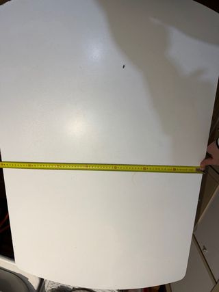 Mesa de cocina blanca y patas plateadas