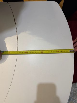 Mesa de cocina blanca y patas plateadas