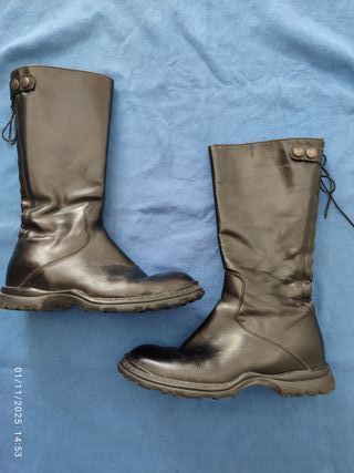 Stivali in pelle neri con stringa