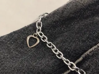 Falda grunge punk con cadenas