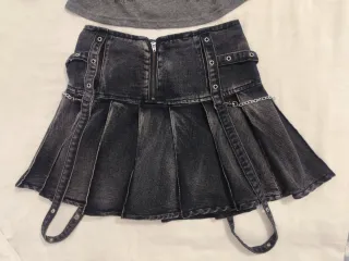 Falda grunge punk con cadenas