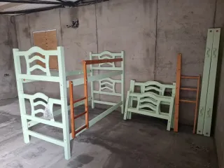 Literas de madera color verde