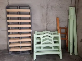 Literas de madera color verde