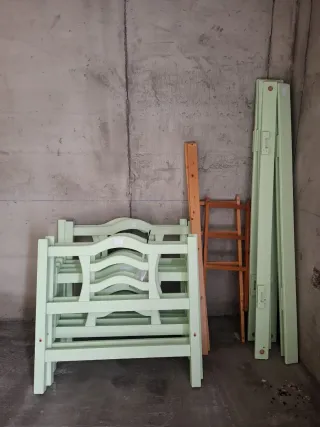 Literas de madera color verde