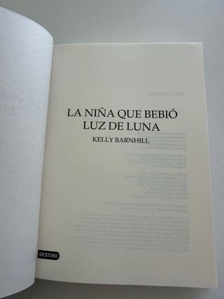 La niña que bebió luz de luna