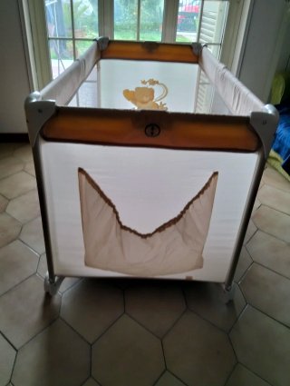 Lettino da campeggio con orsetto