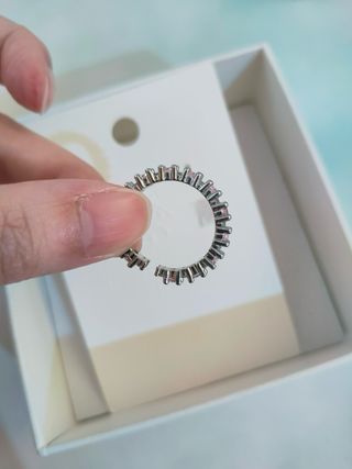 Anello regolabile con pietre rosa e argento