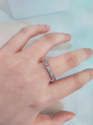 Anello regolabile con pietre rosa e argento