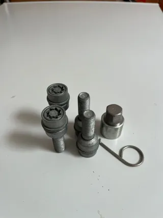 Se vende tornillos antirrobo VW GOLF MK7 AUDI SEAT
