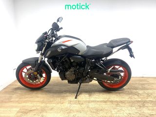 YAMAHA MT-07 (Escape Akrapovic)