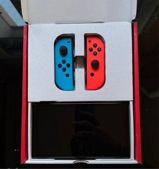 Nintendo Switch OLED Azul/Rojo + 4 juegos físicos