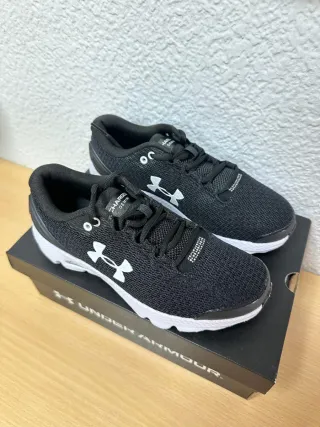 Tenis Under Armour Negro Talla 37.5  Sin estrenar