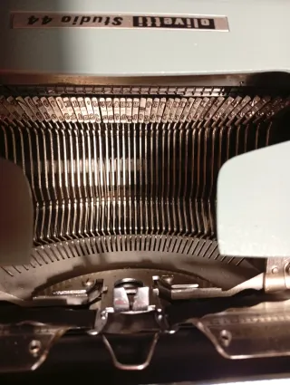 Máquina de escribir Olivetti Studio 44