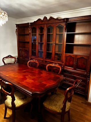 Mesa de comedor de madera con 6 sillas.