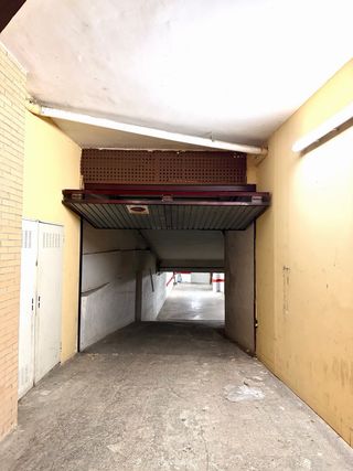 Amplia plaza de garaje para coche grande y moto