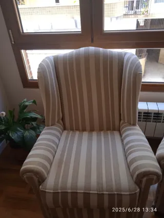 Butaca de tela a rayas beige y blanco