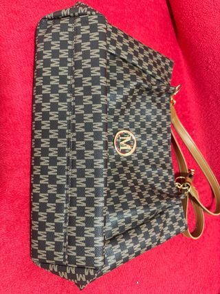 Bolso de mujer con monograma M