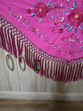 Manton bordado flores rosa y rojo