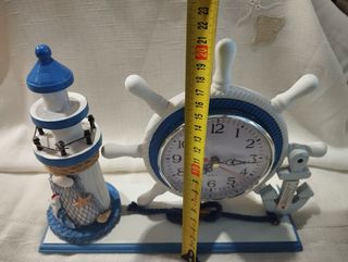 Reloj timón y faro náutico