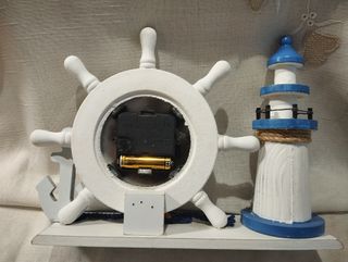 Reloj timón y faro náutico