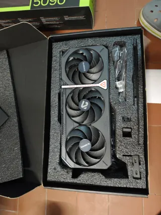 Gigabyte RTX 5090 Gaming OC 32G heatsink and fans