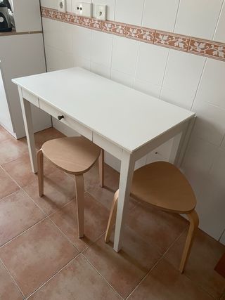 Mesa de cocina blanca con cajón