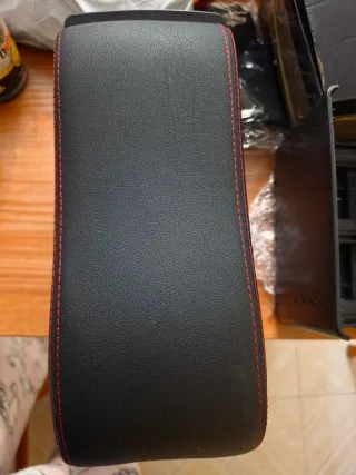 Reposabrazos central negro con costuras rojas