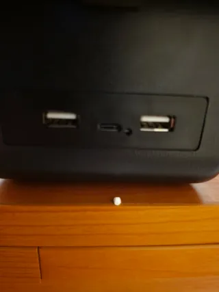 Reposabrazos central negro con costuras rojas