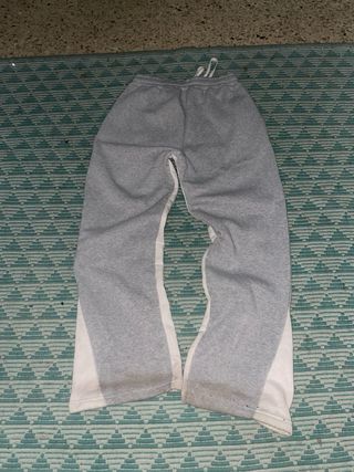 Pantaloni larghi grigi e bianchi